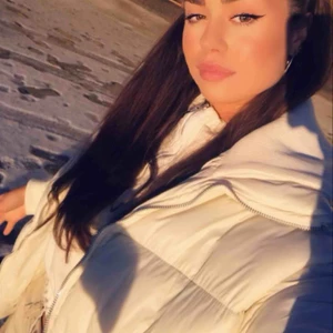  - Vit puffer vinterjacka från Prettylittlething. Supervarm, så perfekt under vintern.   Har väldigt dåliga bilder tyvärr. Men bara att fråga om fler!:)