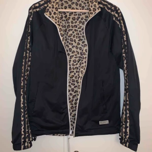  - S äljer min superfina vindjacka i leopardmönster från adidas då den inte kommer till användning. Går att vända ut & in. Den har inga tecken på slitage dock är den lite smutsig men ska tvätta den asap Storlek S i herrstorlek så sitter oversize.