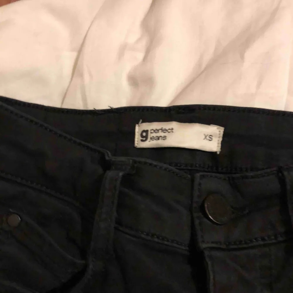 Bootcut jeans från ginatricot med slitningar i sömmen längst ner.   Köparen står för frakt . Jeans & Byxor.