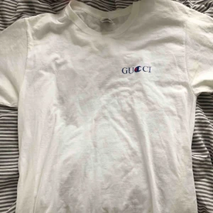  - Tyckte märket var väldigt fint så köpte den, den är såklart fake men kan ändå vara jätte snygg på till en fet outfit. Helt oanvänd!