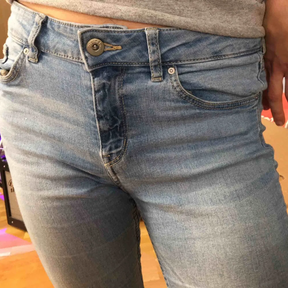 Stretchiga bootcut jeans. Hål i höger ficka.  (っ◔◡◔)っ MÅTT: Midja: 40cm Ytterbenslängd: 86cm Innerbenslängd: 65cm. Jeans & Byxor.