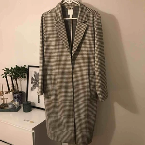  - Säljer min kappa från hm i storlek 36! Otroligt fin och säljer den för 500kr inklusive frakt!! Frakten ligger på ca 100kr :)