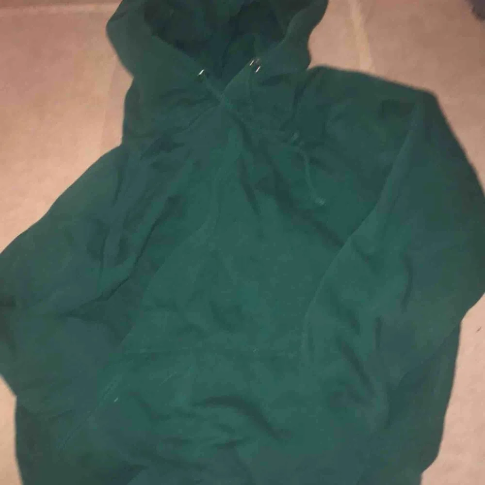 Grön omega hoodie säljs pga kommer ej till användning frakt tillkommer köpt för 299. Toppar.