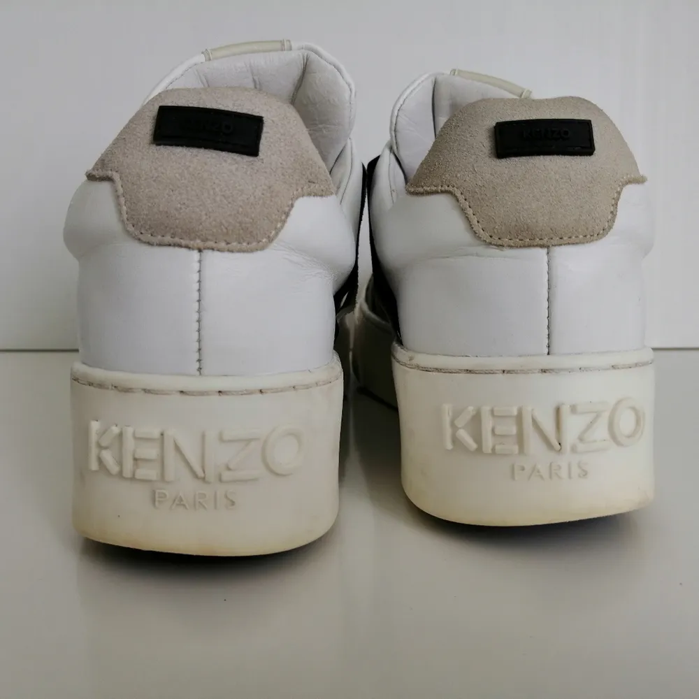 Kenzo Women shoes, very good condition, authentic, made in Portugal, size 36, insole 23cm, Leather, write me for more info and pics.Delivery to USA, Canada, Australia No return. Skor.