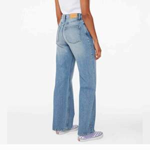 Säljer dessa supersnygga jeans från Monki! Kan skicka egna bilder om det önskas🥰