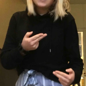  - Vanlig svart hoodie från lager