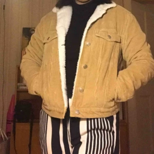  - Väldigt mysig fluffig jacka i Manchester från Bikbok. Köpt förra året för 600kr men kommer tyvärr inte till användning längre. Möts upp i Stockholm ❣️