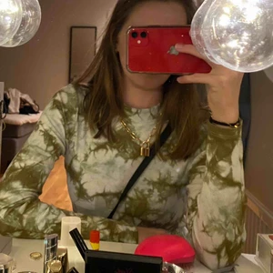 - Tiedye tröja som tyvärr inte kommer till använding:( Den är helt oanvänd men har tyvärr rivit bort lappen😬 Är en storlek M men passar absolut mindre också (jag brukar ja s)🧡 möts i sthlm
