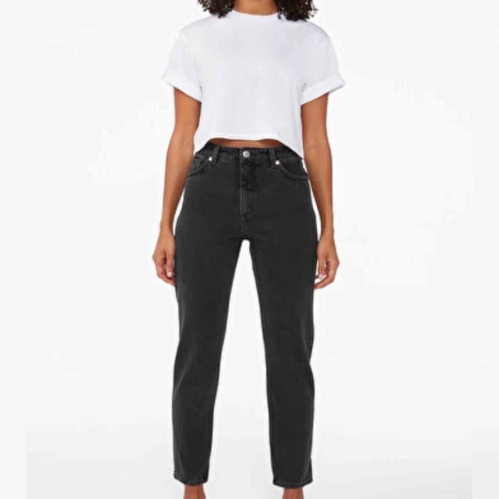 Svarta högmidjade mom jeans från monki 😊 köparen står för frakt . Jeans & Byxor.