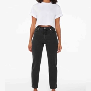  - Svarta högmidjade mom jeans från monki 😊 köparen står för frakt 