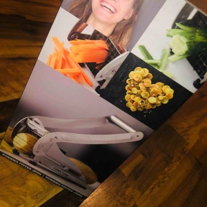  - Pommes frites järn.  Helt nytt.  Medföljer två olika skär med 36 resp 64 hål för att göra små eller stora pommes frites. 