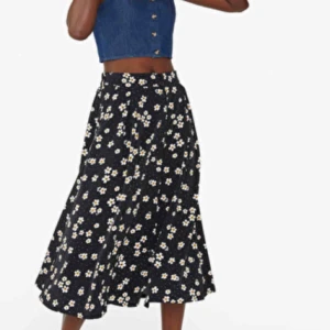  - Söt midi skirt från Monki i storlek XS. Nypris 250, endast använd några få gånger då jag köpte fel storlek. Hoppas denna snygga sommar/vårkjol kan hitta en ny ägare! :) 