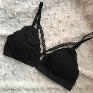  - Säljer denna jättefina spets braletten som är helt oanvänd. Lätt vaddad och med fina detaljer! 