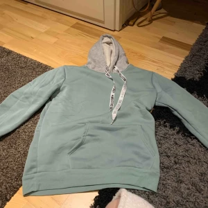  - En huvtröja är aldrig använd är för liten för mig passar XS-S 