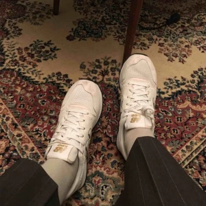  - Gräddvita New Balance 500! Jättesköna & i bra skick! Förtjänar mer användning!!!! 