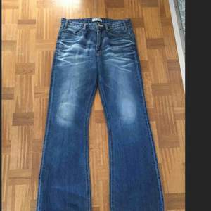 Acne jeans strl 30 är uppsydd för att passa en som är   165cm lång.