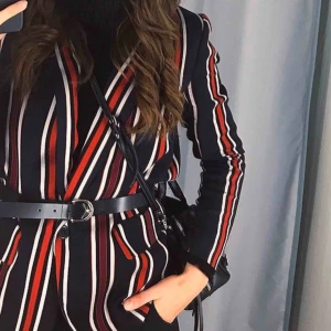  - Trendig randig kavaj Storlek 40 men köpt för att den skulle sitta oversized Supersnygg och bra skick! Använd 2 gånger Köpt för 600kr