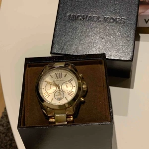 - Michael kors klocka fin skick behövs bara byta batteri 