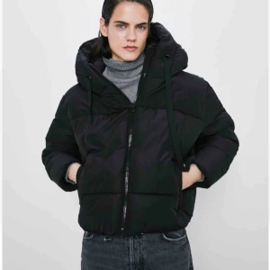  - Jättefin och skön jacka ifrån Zara! Endast använd ett fåtal gånger, säljes på grund av felköp av storlek. Nypris 549 :-