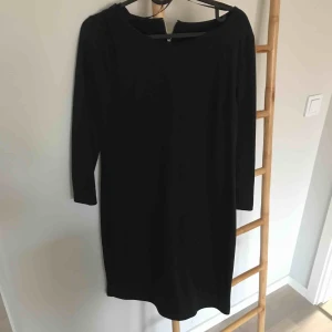  - Svart basklänning  Med dragkedja i nacken  Lite Tvättludd finns se bild  Frakt tillkommer 