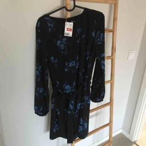  - Klänning  Ny med lapp  Med knyt i midjan  Frakt tillkommer 