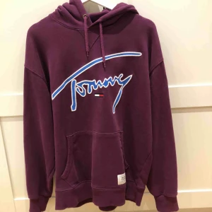 - Jättefin lila hoodie, sparsamt använt så den är i bra skick! Kan mötas upp i Stockholm annars står köparen för frakt