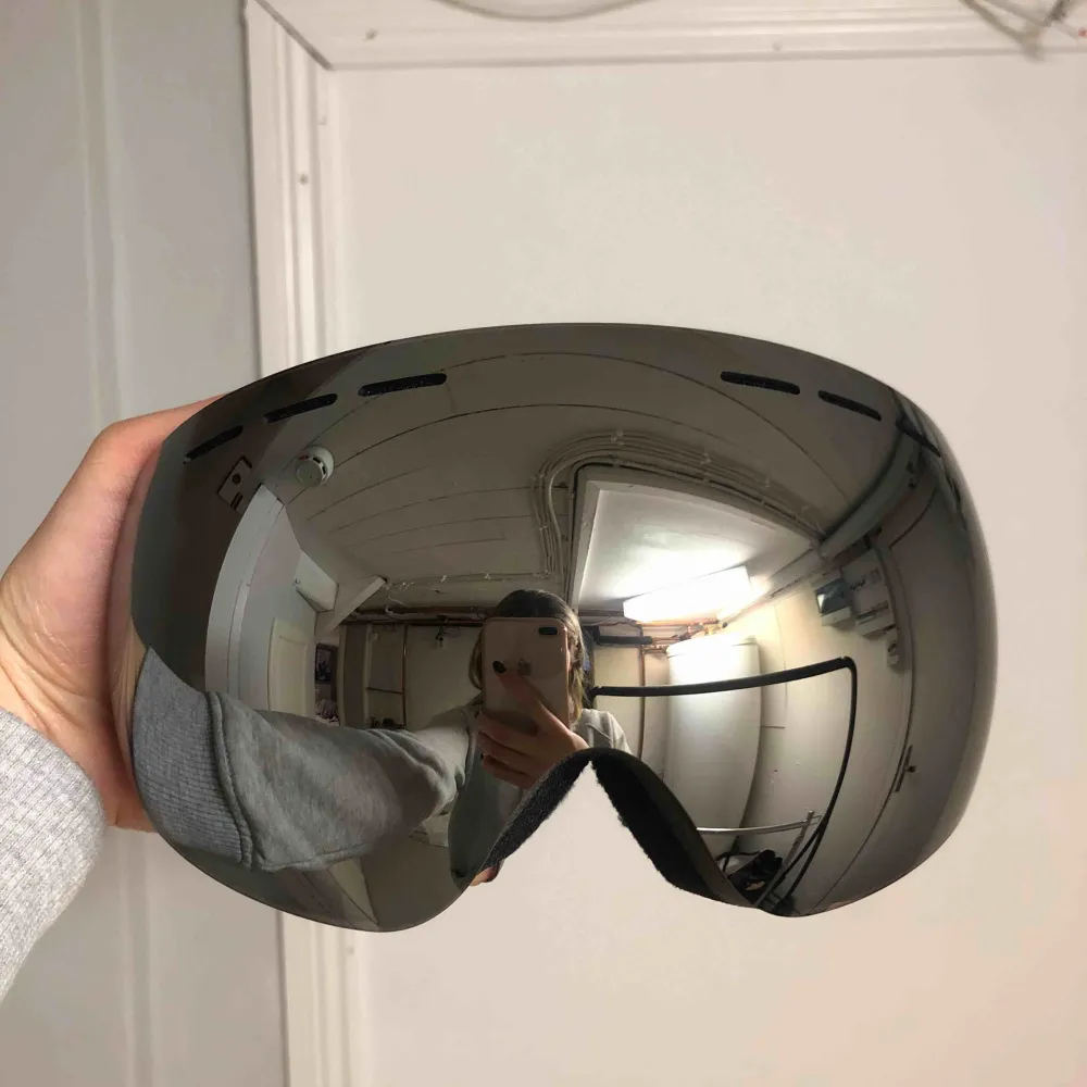 Sprillans nya HYPE SKI GOOGLES! Köpte de precis innan jul för orginalpris 1400kr men råkade beställa 2 stycken, därav säljer jag detta extra par. Glasögonen är såå snygga och sitter super bekvämt!. . Accessoarer.