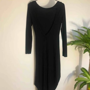  - Svart klänning med djup urringning i ryggen 
