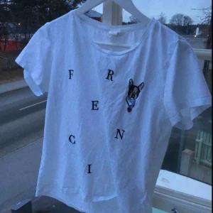  - Vit t-shirt, sparsamt använd 