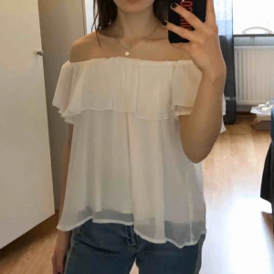  - Gullig off the shoulder-tröja från Bikbok. Tröjan är i en lite benvit ton med olika lager av tyg. Superfin blus som känns lätt och somrig. Den är i storlek S men passar större storlek/storlekar också. Passar även en med XS.  Köparen står för frakt. 