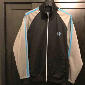  - Storlek L.  Inga fläckar, inga hål. Väldigt bra skick. 