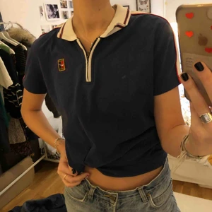  - Niketröja/piké i storlek M men passar bra på mig som vanligtvis är S