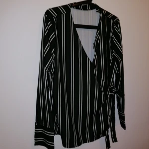  - Omlott blus med knyte i midjan, grön och svart. Storlek L