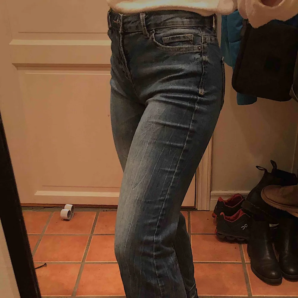 Supercoola utsvängda jeans som slutar strax över anklarna. Kvaliten är strechig men tålig och en snygg detalj är ”ränderna” vid varje benslut.Storleken är 27 (midja) och 31 (längd), motsvarar ungefär storlek xs. Jeansen är obetydligt använda. . Jeans & Byxor.