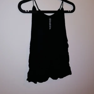  - linne från hm med fina detaljer, halterneck. Storlek 40