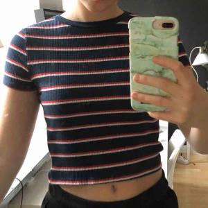  - en tröja från hm med ränder i storlek m, säljs för 60kr inkl frakt:)