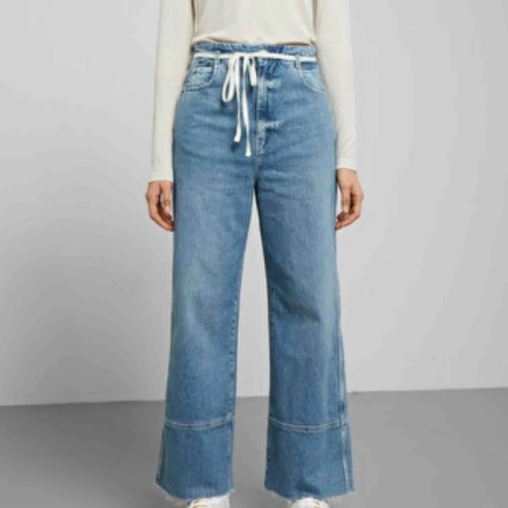 Slack jeans från weekday är wide leg jeans med coola detaljer som gör den unik från standard breda byxor. Buren ett fåtal gånger! Priset är inkl. frakt!. Jeans & Byxor.