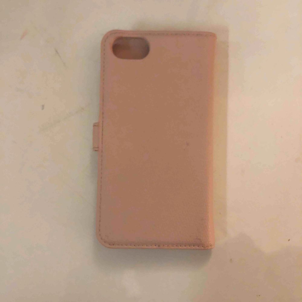 Rosa plånboksskal för iPhone 8! Oanvänt och är i super bra skick! Köparen står även för frakt på 25kr💓. Accessoarer.