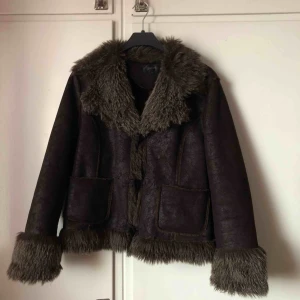  - Säljer min fina jacka i mocka imitation. Köpt på myrorna i höstas och är i väldigt fint skick 🤩 möts helst upp (för att spara mig tid och dig pengar) men kan frakta men då står du för det