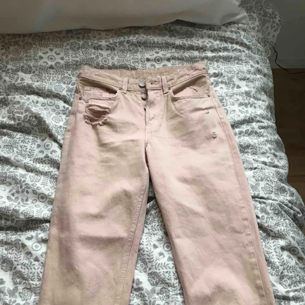 Rosa jeans i bra skick! Kan mötas upp i Örebro annars står köparen för frakt🥰. Jeans & Byxor.