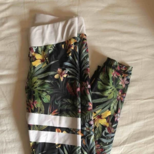  - Snygga träningstights från Stronger i modellen Vietnam. Har en liten trasig söm vid insidan av smalbenet nära foten, vilket enkelt kan lagas.  Priset är exlusive frakt men kan diskuteras. 