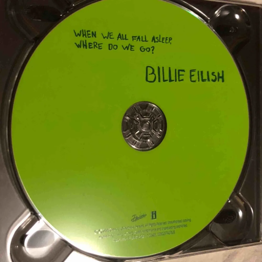 Billie Eilish cdskiva, hennes debutalbum. Köpt på bengans under hennes skivsignering, plasten är öppnad men den har bara spelats en gång så skivan är i super skick 🖤 Kan mötas i Uppsala, Rimbo eller frakt mot fraktkostnad!. Övrigt.