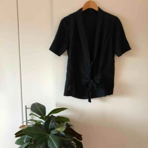  - Bomull och silkestopp från J.Lindeberg, Ella Silky Cotton. Wrapblus med knyte i midjan. Använd men i mycket bra skick!