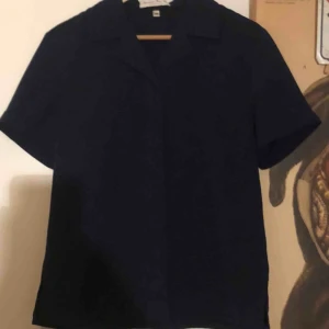  - Fin skjorta köpt secondhand i Paris, bra skick. Marinblå med fin krage och avslappnad passform.