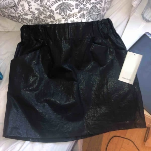 kjol - Helt ny minikjol med fickor och skinneffekt från ZARA  Köpte den men var för stor och hann inte lämna tillbaka den! Jätte fin till både vardag och fest! Den sitter rakt hela vägen.  Prislapp är kvar. original pris 249kr 