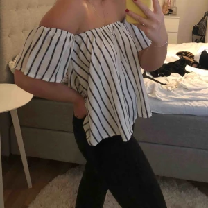  - sååååå fin sommarblus. Köpt för längesedan i Oslo, vet därför inte märker tyvärr. Använd en del, men är som i nyskick utan några fläckar. Köptes för 399. 