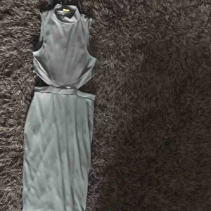 Klänning - Skit fin klänning 👗 aldrig använt. Säljer för 95 + frakt men kan annars träffas i Göteborg. Ops endast Swish och är det flera som vill ha den så äre den som ger högst pris som får den!!!!