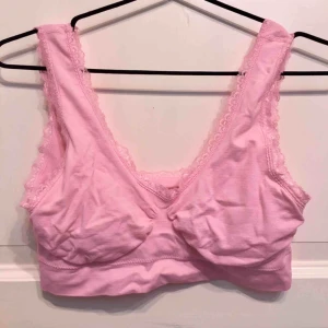  - Gullig topp tyvärr för stor :( mke bra skick! Lite mer rosa irl. Frakt tillkommer 🚚💕