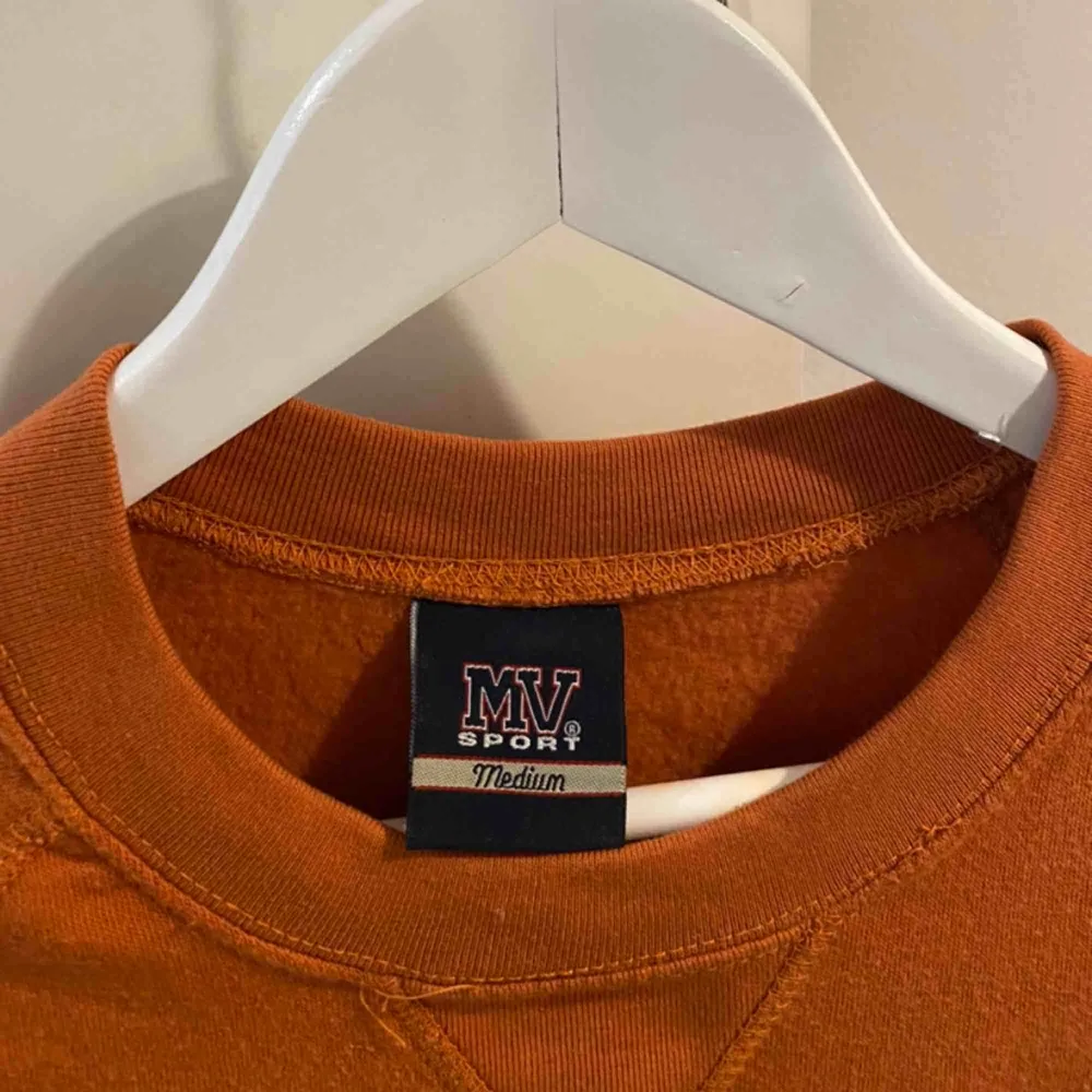 Världens mjukaste sweatshirt från madison high school i New Jersey. Orange-brun färg. Aldrig använd pga att färgen inte passar mig. . Hoodies.