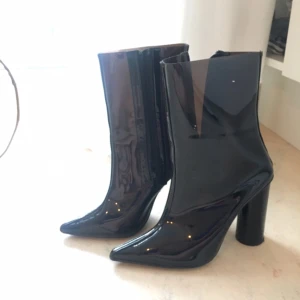  - Transparent svarta/bruna klackar från Rebecca Stella! 